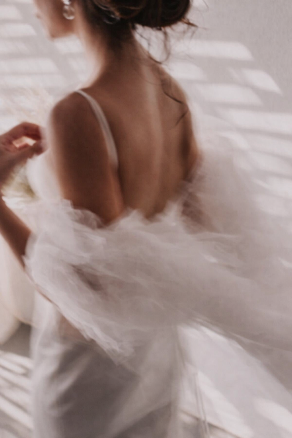 Tulle jurk rug detail met zonlicht