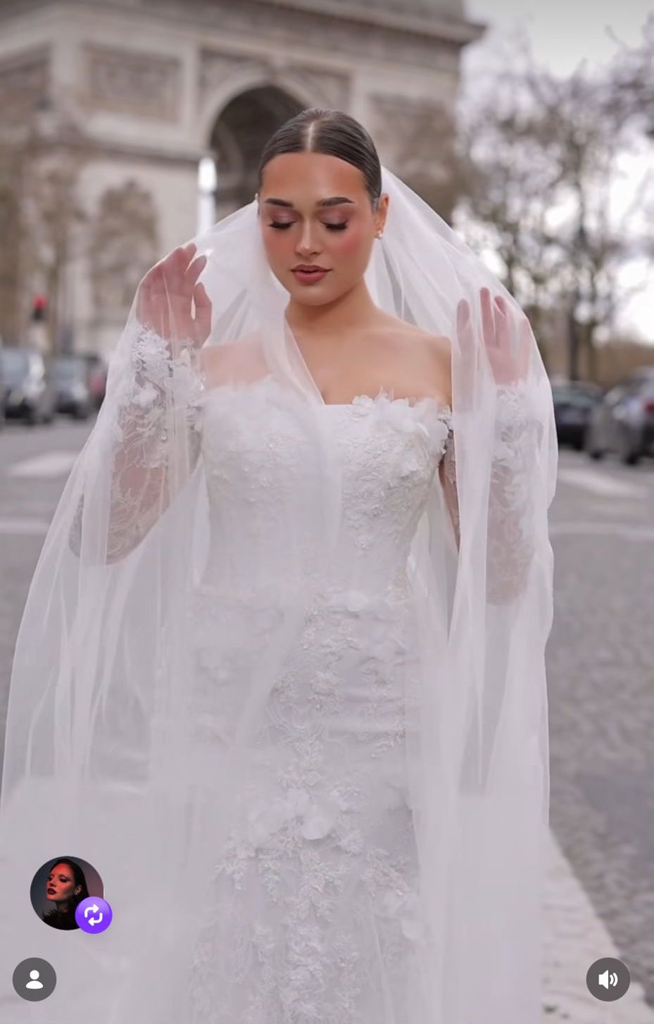 Bruid met sluier bij Arc de Triomphe